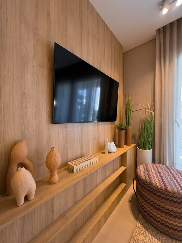 Detalhe de painel de madeira e bancada feitos sob medida